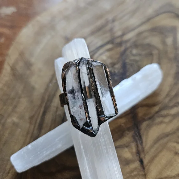 Clear Quartz Rustic Bronze Ring – Boho Energy & Healing Power - Picture 2 of 5